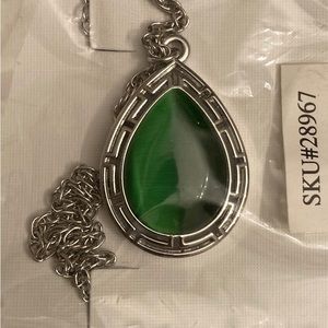 NWT GREEN GLASS TEARDROP PENDANT Silvertone Setting Silvertone CHAIN NECKLACE